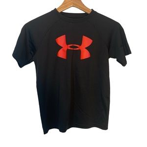 Under Armour Boys Black with Red Logo HeatGear Short Sleeve Shirt Size S…